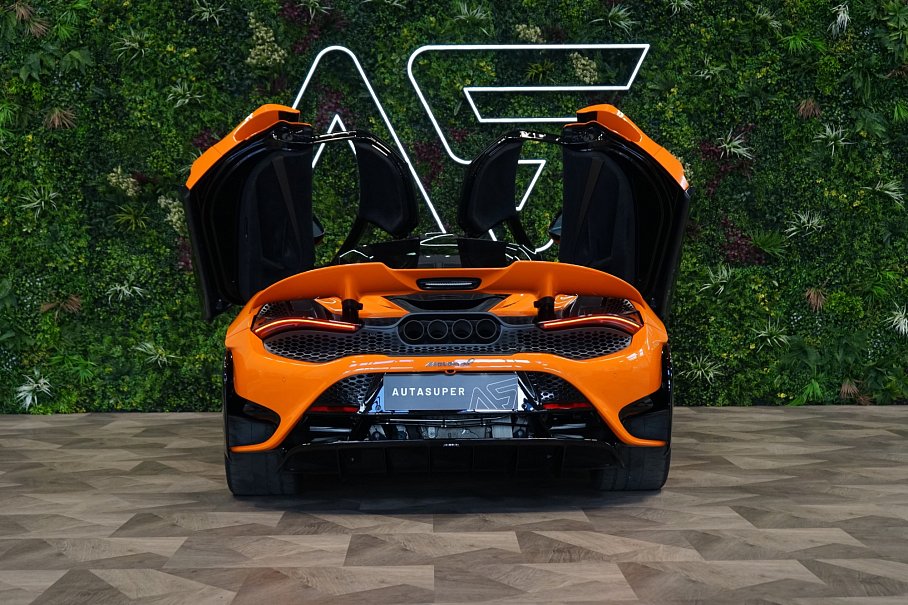 McLaren 765LT 