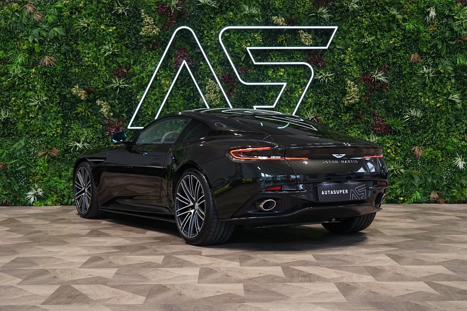 Aston Martin DB12 