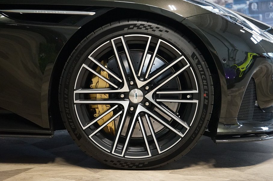 Aston Martin DB12 