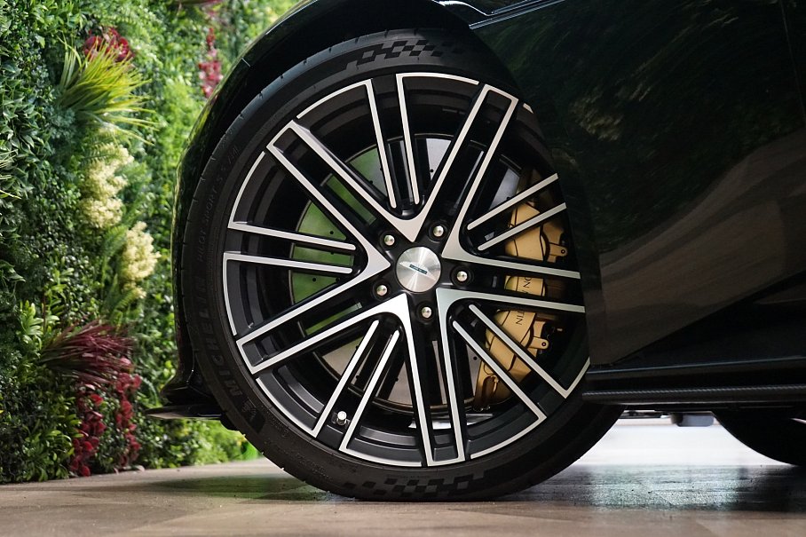 Aston Martin DB12 