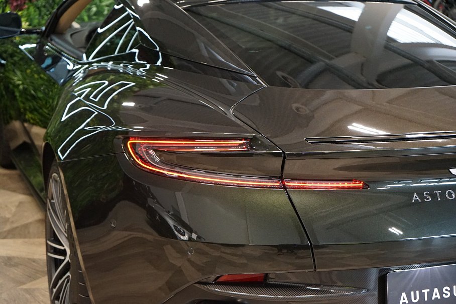 Aston Martin DB12 