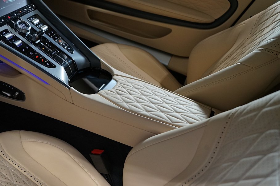 Aston Martin DB12 