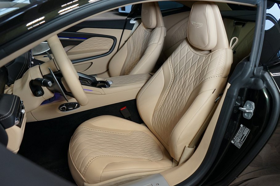 Aston Martin DB12 