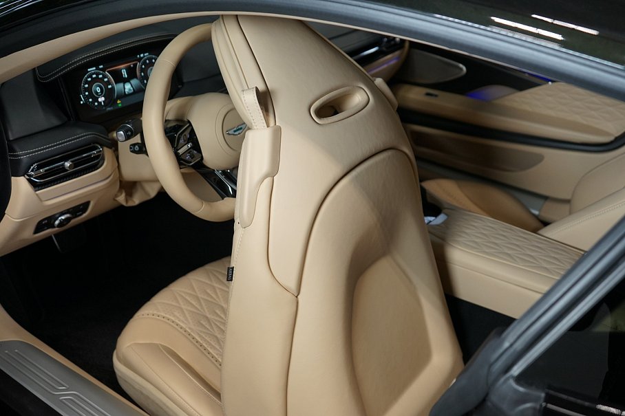 Aston Martin DB12 