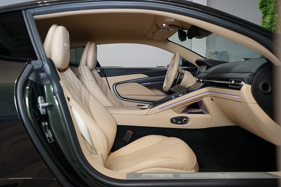 Aston Martin DB12 