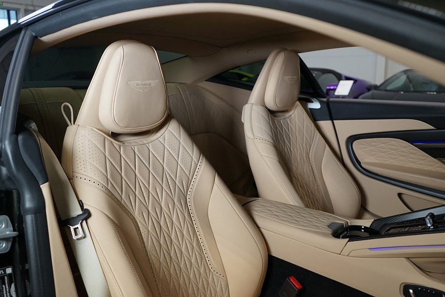 Aston Martin DB12 