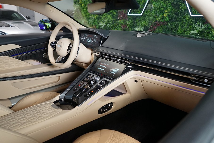 Aston Martin DB12 