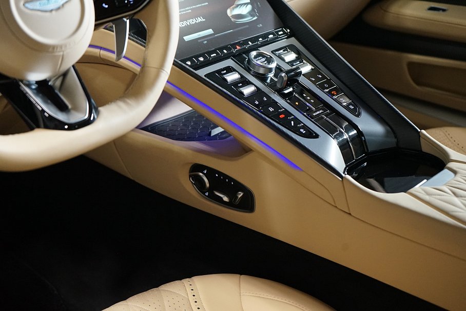 Aston Martin DB12 