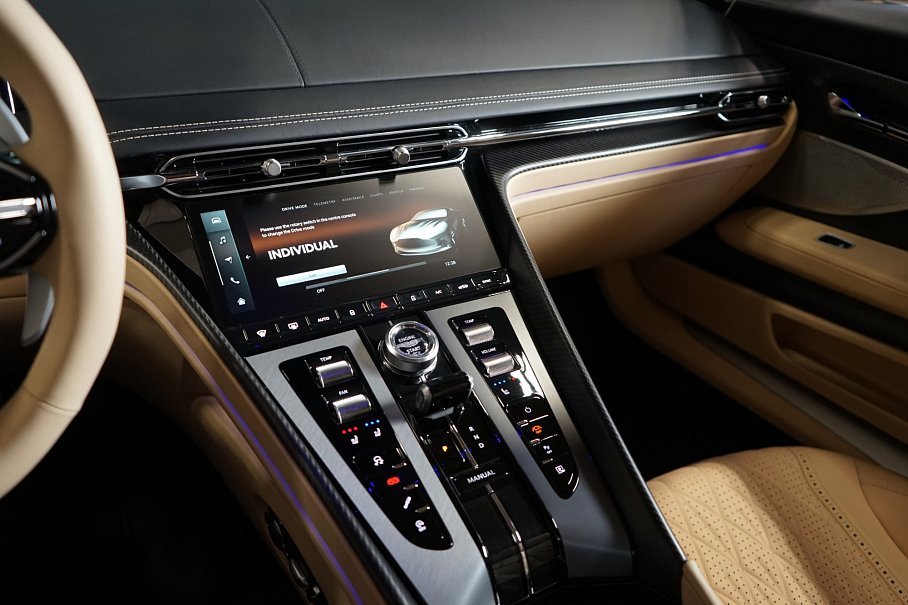 Aston Martin DB12 