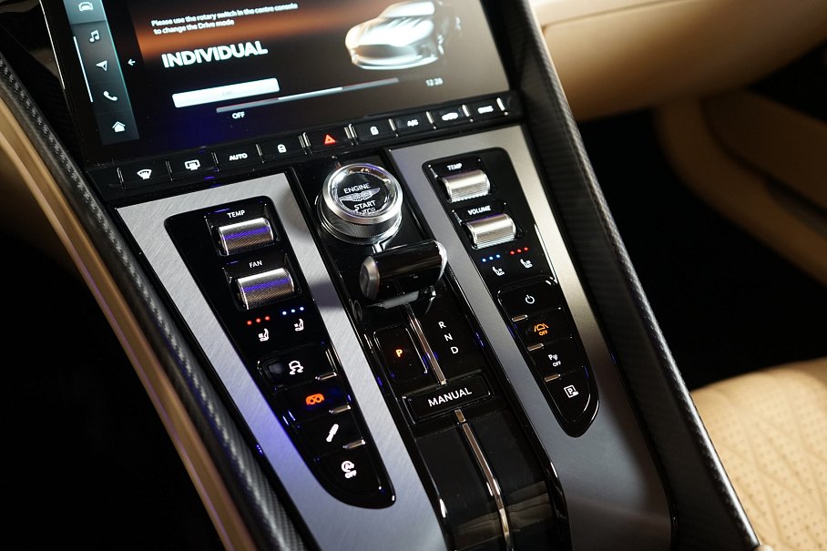 Aston Martin DB12 