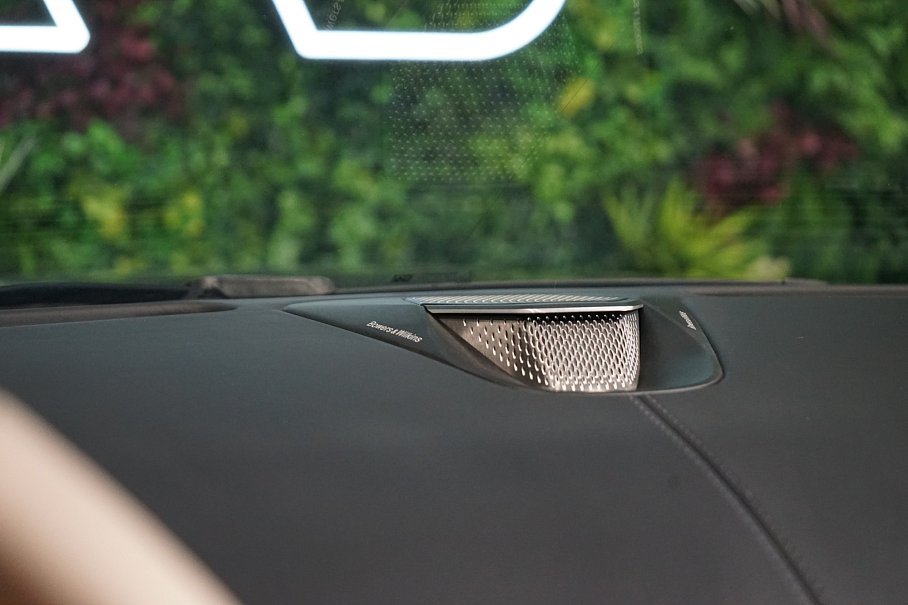 Aston Martin DB12 