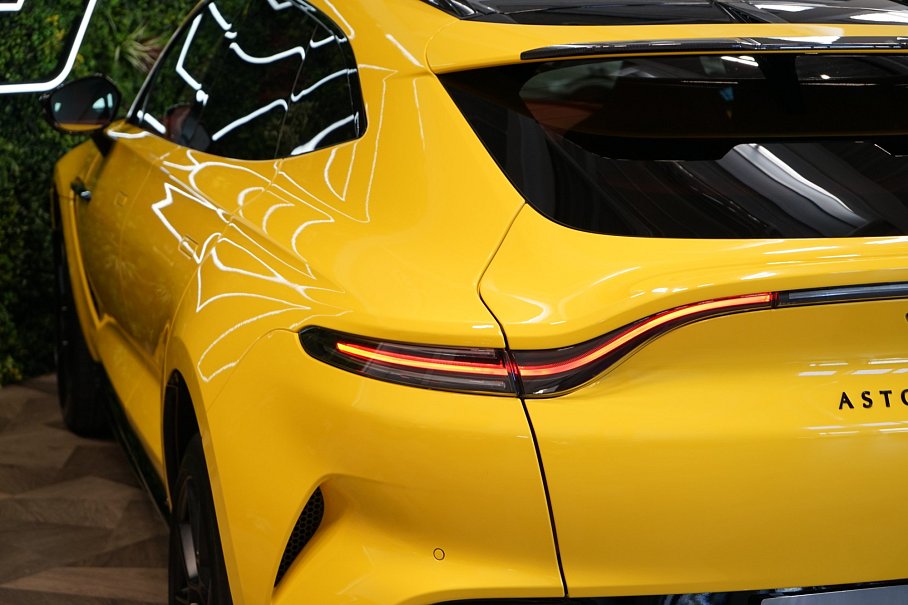 Aston Martin DBX 707