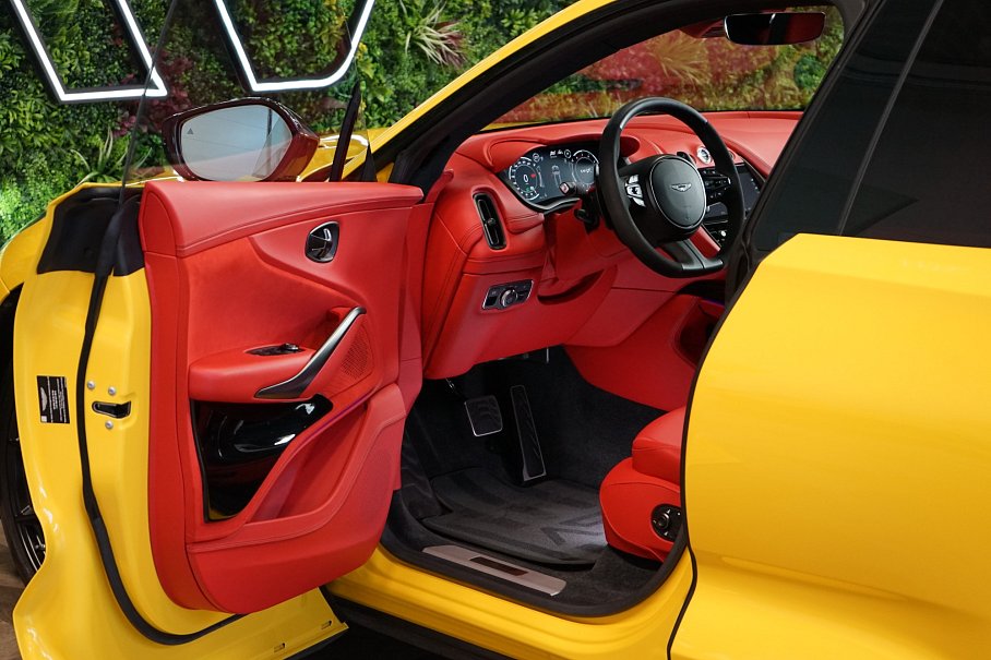 Aston Martin DBX 707