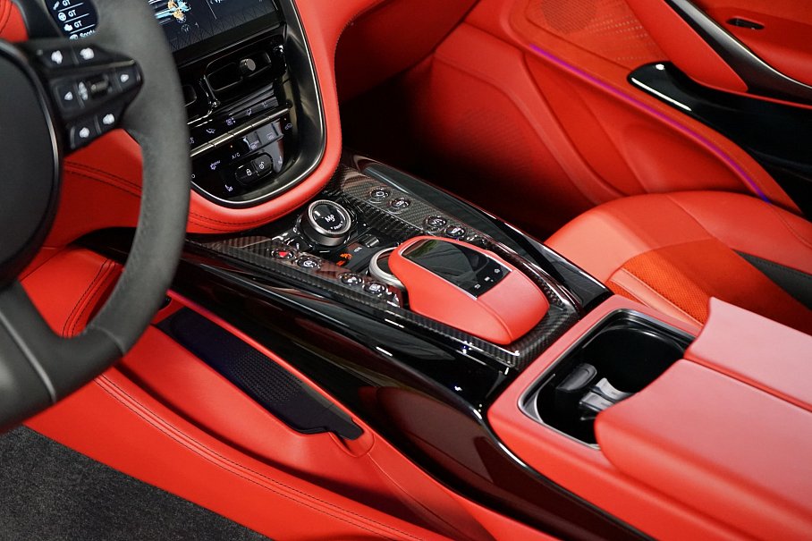 Aston Martin DBX 707
