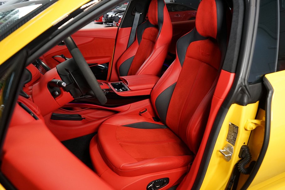 Aston Martin DBX 707