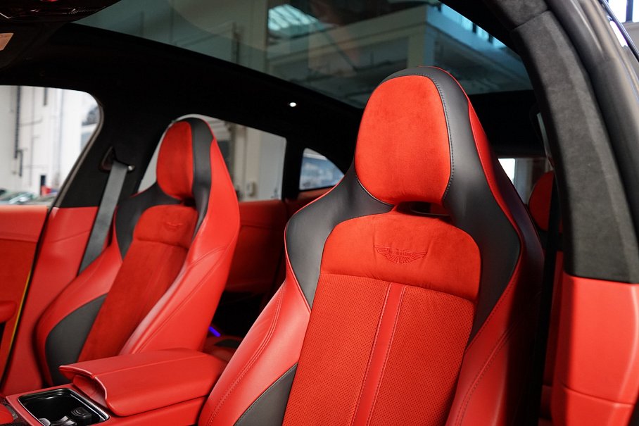 Aston Martin DBX 707