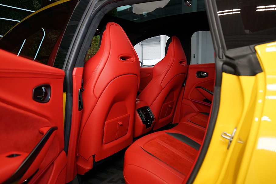 Aston Martin DBX 707
