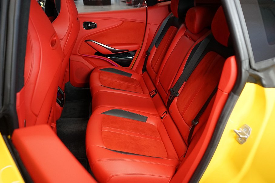 Aston Martin DBX 707