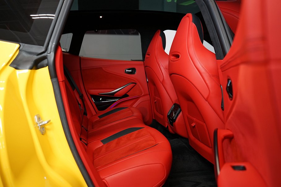 Aston Martin DBX 707
