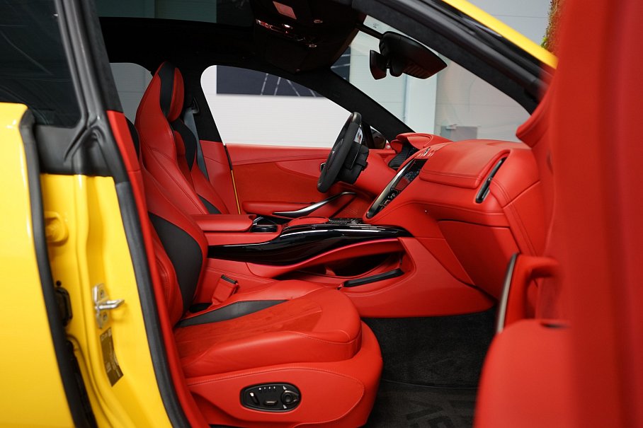 Aston Martin DBX 707