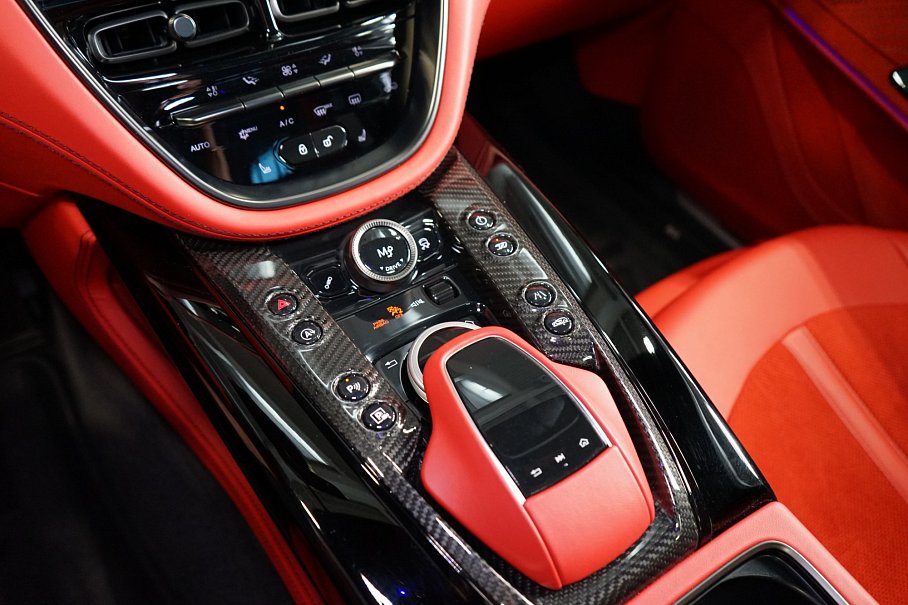 Aston Martin DBX 707