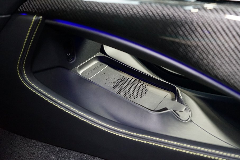 Aston Martin DBX 707
