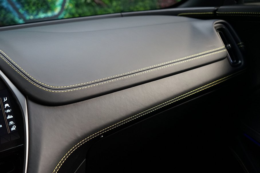 Aston Martin DBX 707