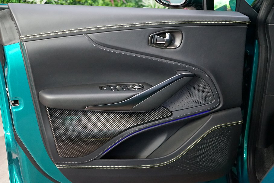 Aston Martin DBX 707