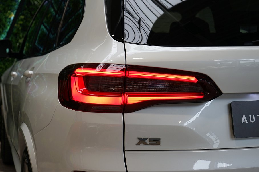 BMW X5 M50i