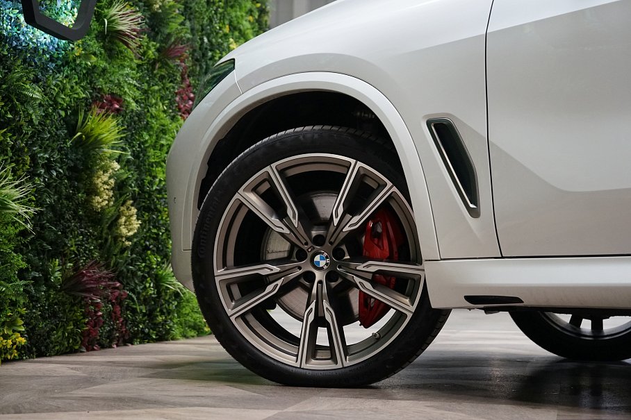 BMW X5 M50i