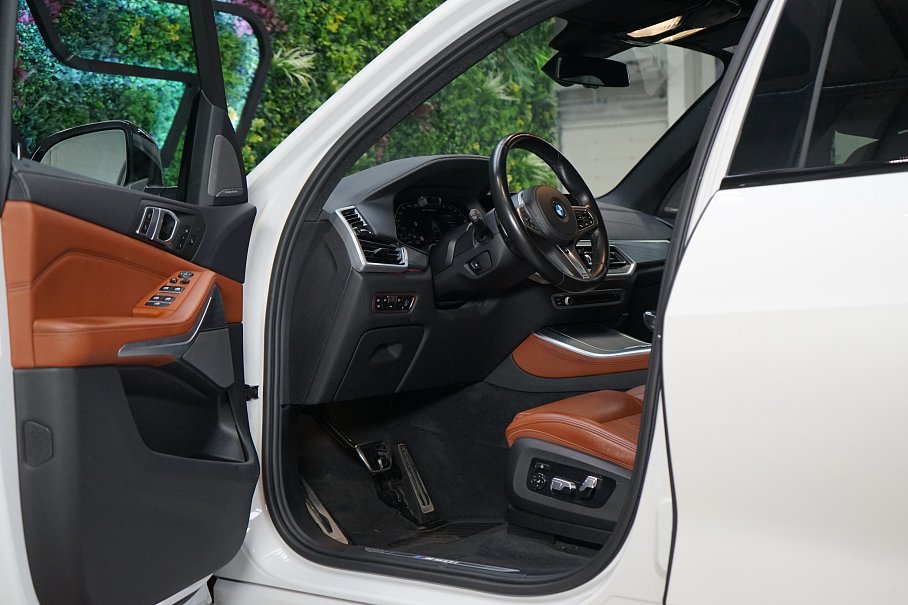 BMW X5 M50i