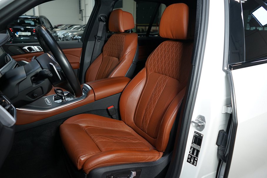 BMW X5 M50i
