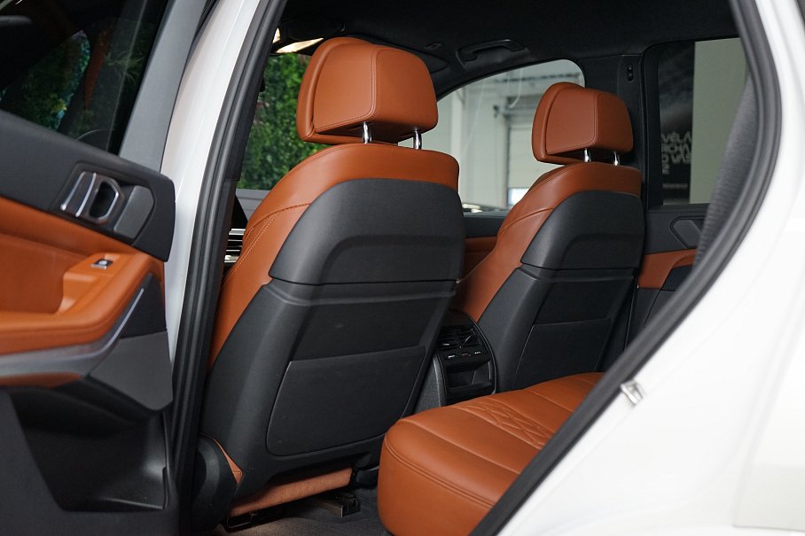 BMW X5 M50i