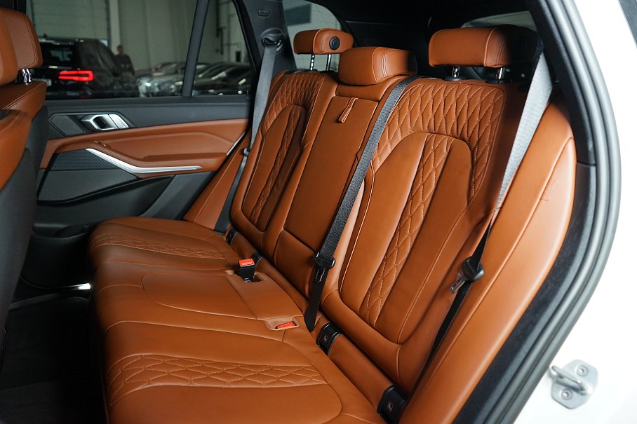 BMW X5 M50i