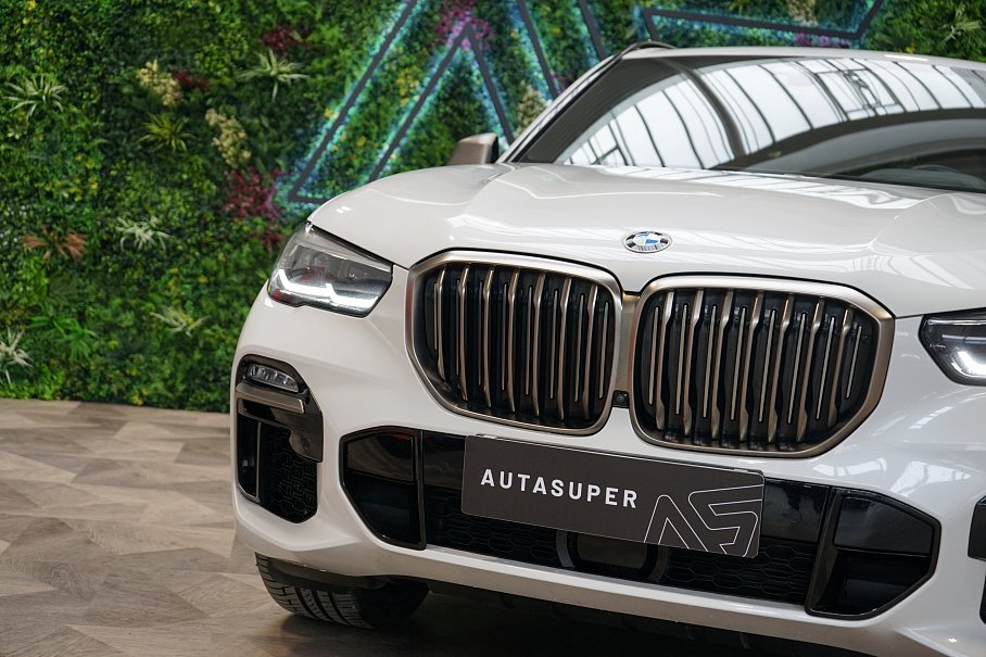 BMW X5 M50i