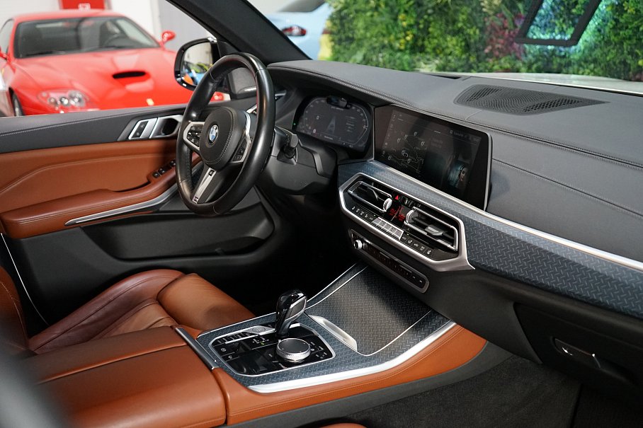 BMW X5 M50i