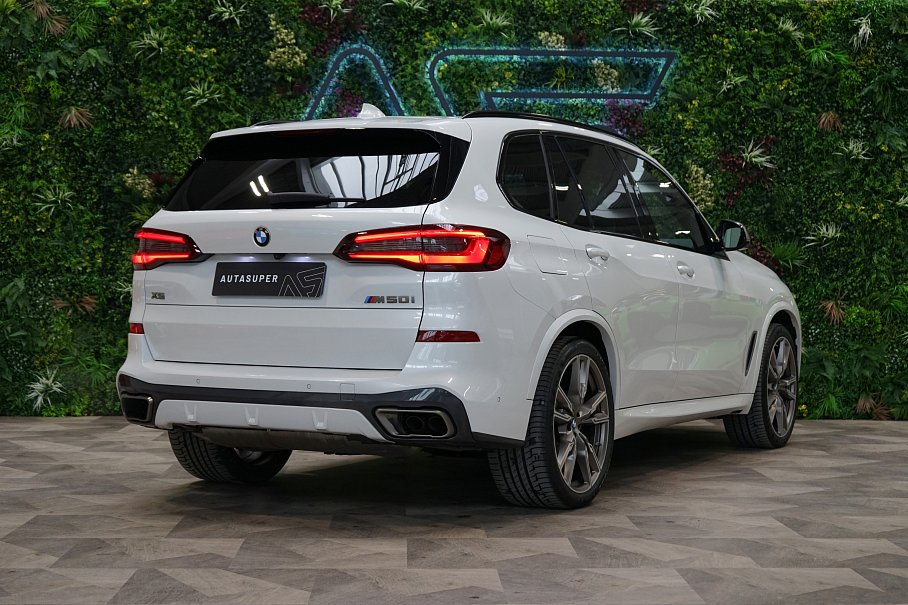 BMW X5 M50i