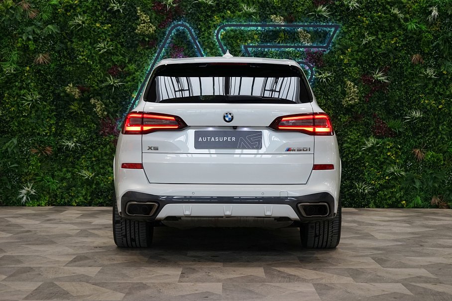 BMW X5 M50i