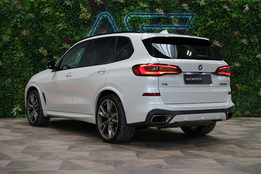BMW X5 M50i