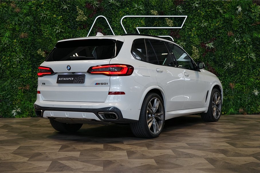 BMW X5 M50i