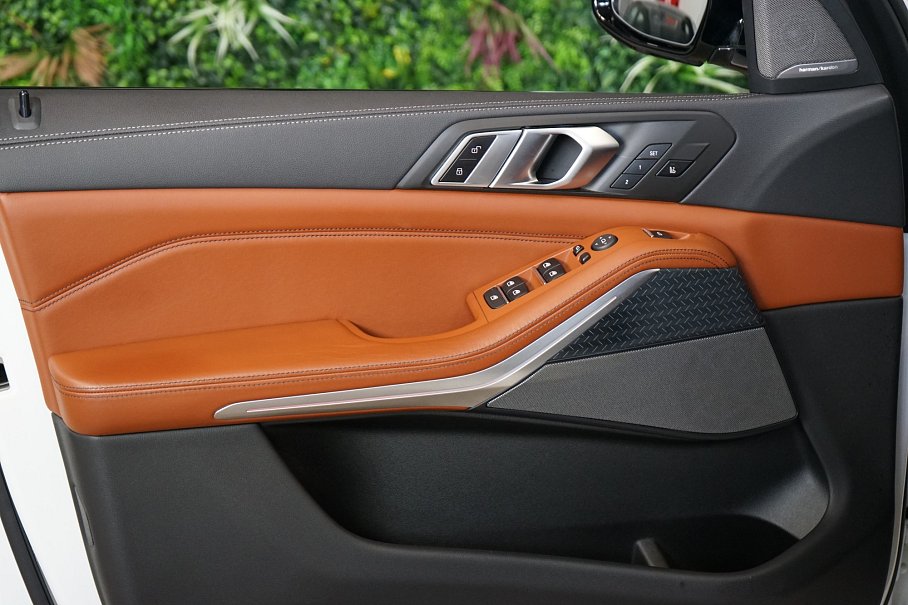 BMW X5 M50i