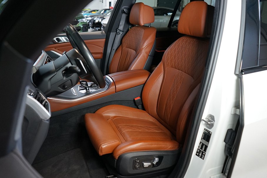 BMW X5 M50i