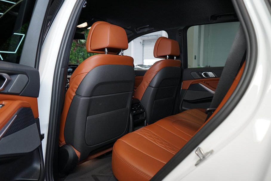 BMW X5 M50i