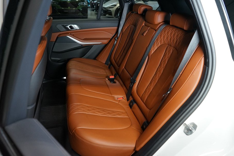 BMW X5 M50i