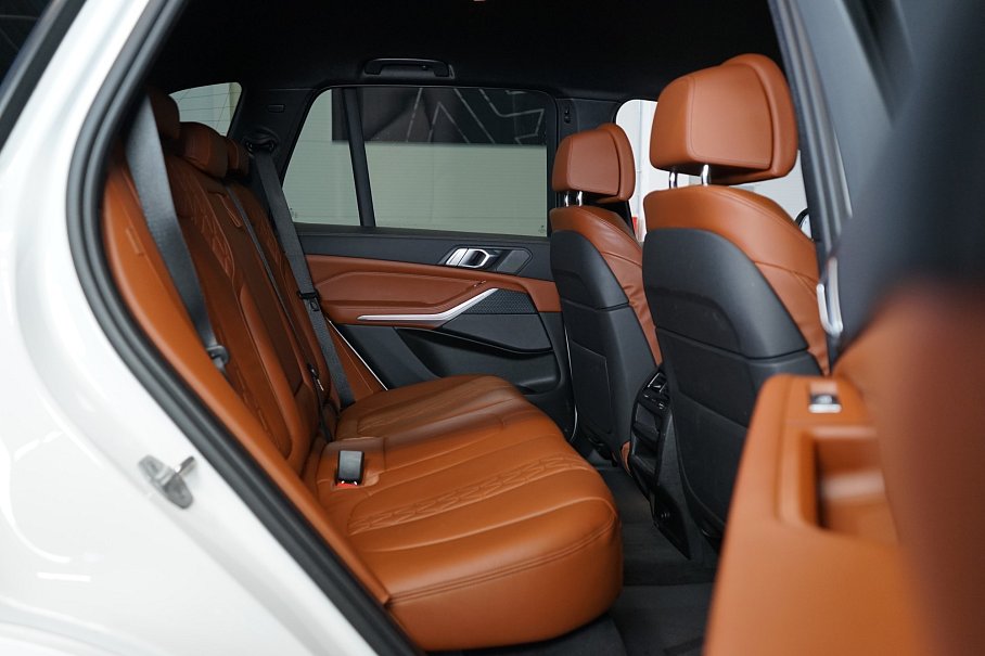 BMW X5 M50i