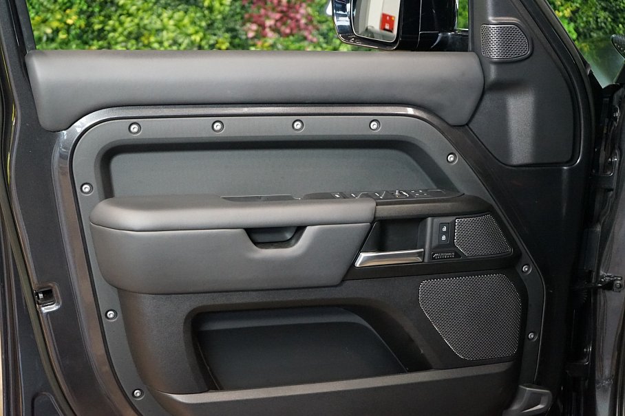 Land Rover Defender P525 110