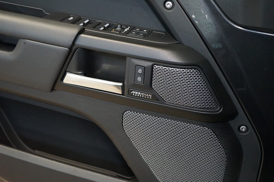 Land Rover Defender P525 110