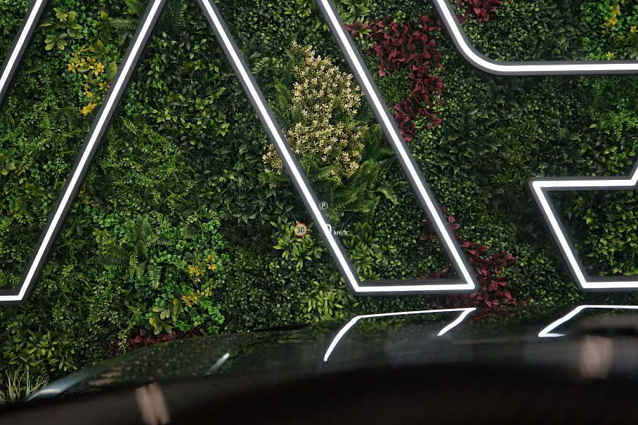 Land Rover Defender P525 110