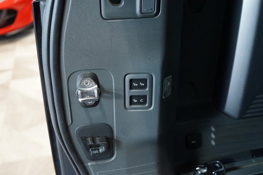 Land Rover Defender 110 P400