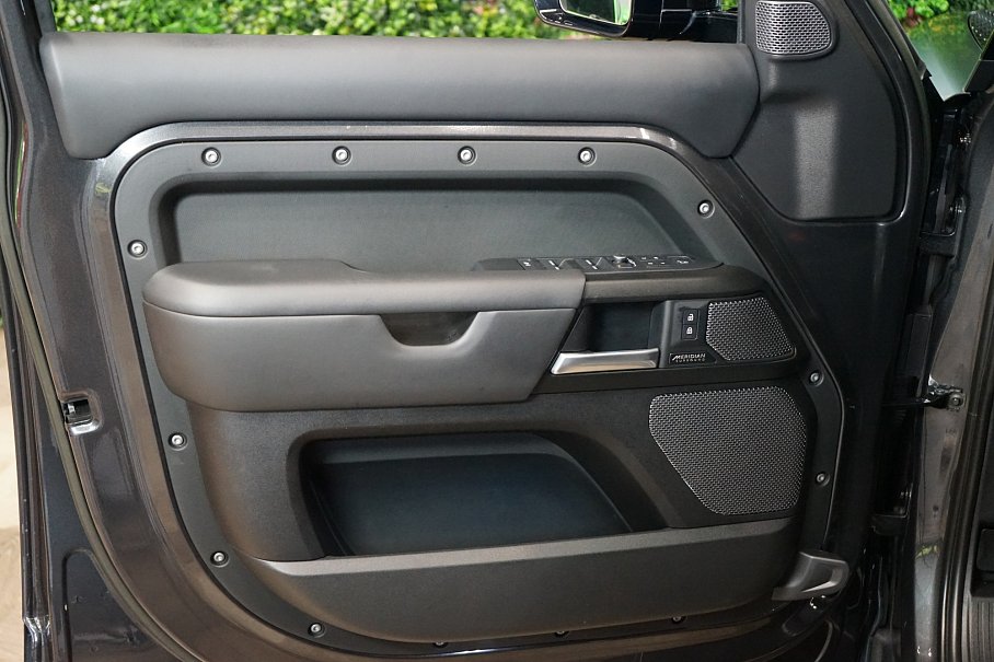 Land Rover Defender 110 P525